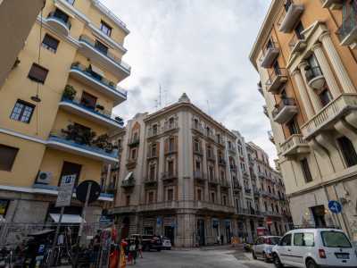 Sulla parte nord dell�incrocio abbiamo poi da una parte il grandioso prospetto eclettico di Casa Muciaccia...